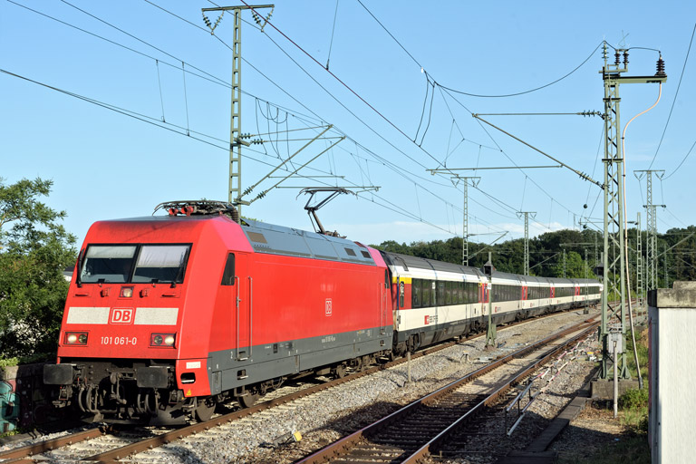 101 061 mit IC 184 bei km 16,8 (Juni 2022)