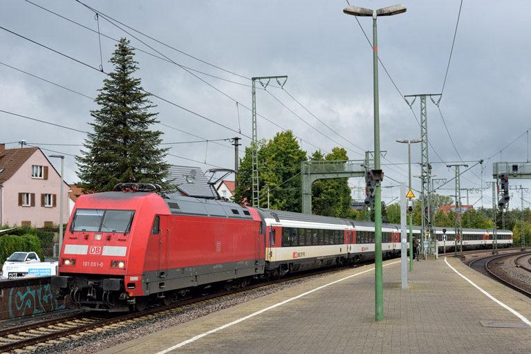 101 061 mit IC 185 bei km 16,8 (September 2022)