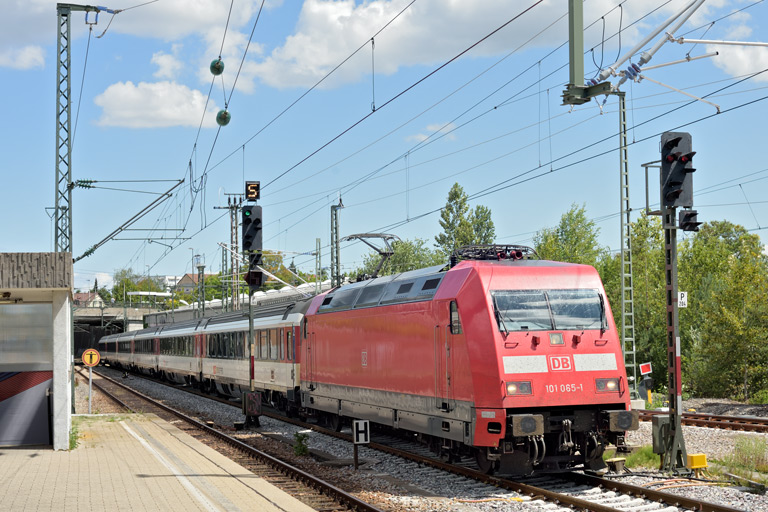 101 065 mit IC 187 bei km 15,4 (Juli 2022)