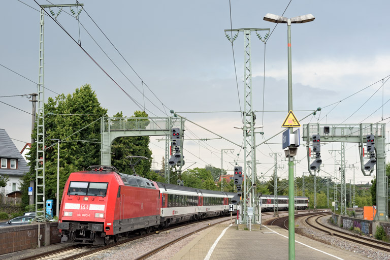 101 065 mit IC 187 bei km 16,6 (Juli 2022)