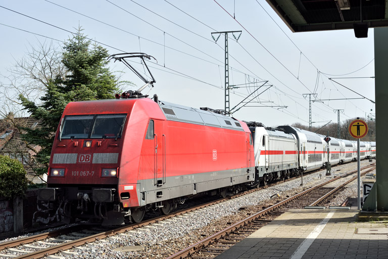 101 067 und 147 553 mit FbZ-D 77755 bei km 16,8 (April 2022)