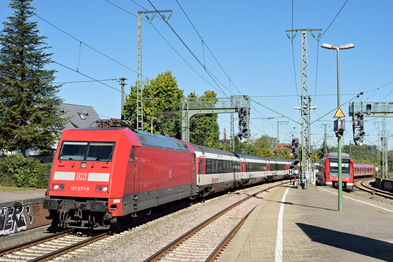 101 071 mit IC 185 bei km 16,6 (September 2022)