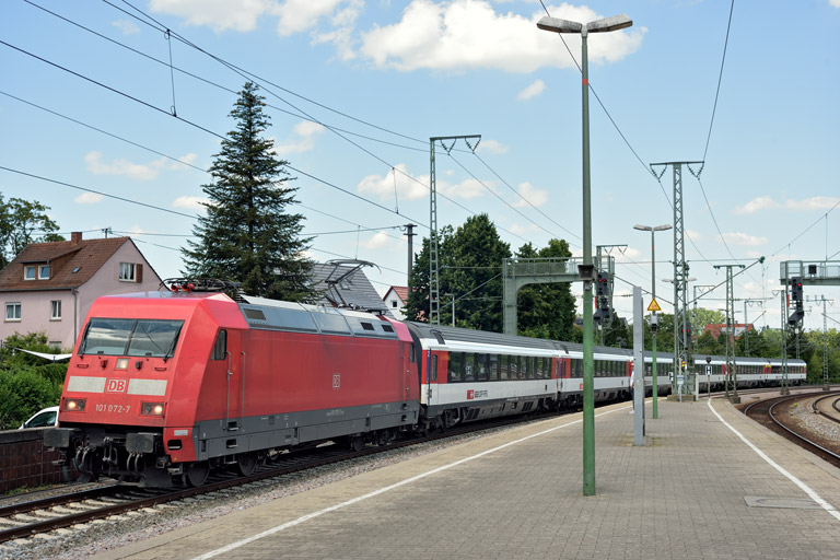 101 072 mit IC 187 bei km 16,8 (Juli 2022)