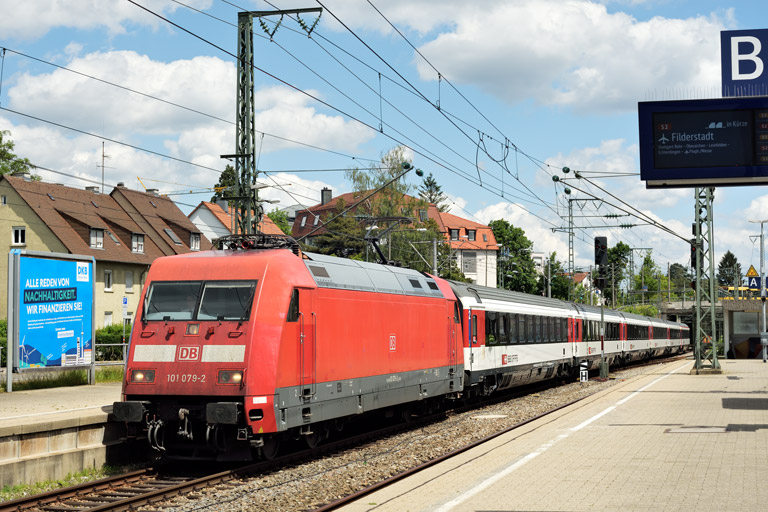 101 079 mit IC 187 bei km 15,6 (Mai 2022)