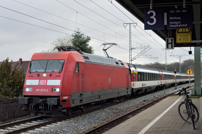 101 079 mit IC 280 bei km 16,8 (Januar 2022)