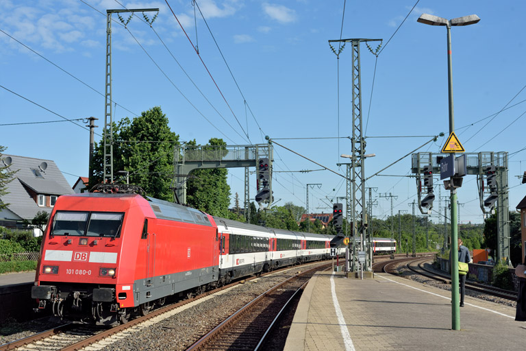101 080 mit IC 183 bei km 16,6 (Juni 2022)