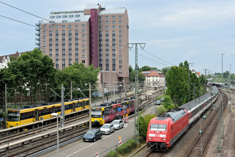 101 080 mit IC 281 bei km 15,8 (Juni 2022)
