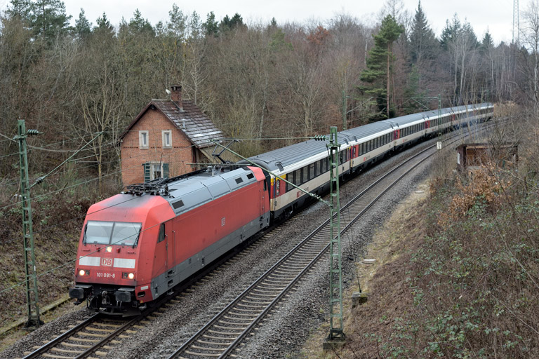 101 081 mit IC 188 bei km 19,2 (Januar 2022)