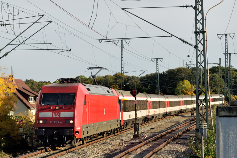 101 083 mit IC 186 bei km 17,0 (Oktober 2022)