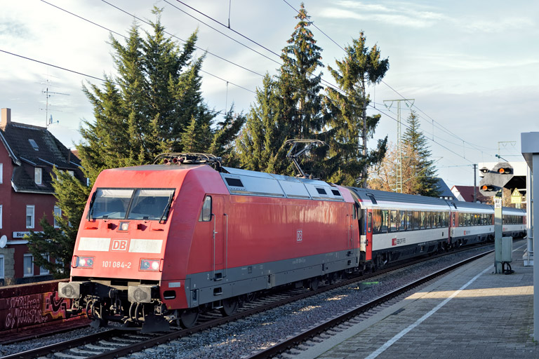 101 084 mit IC 189 bei km 16,8 (Dezember 2022)