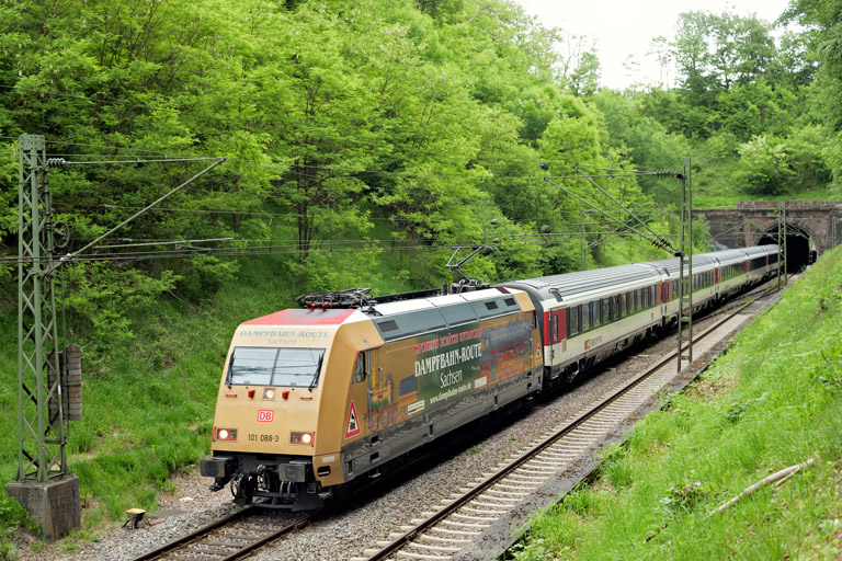 101 088 mit IC 187 bei km 18,0 (Mai 2022)