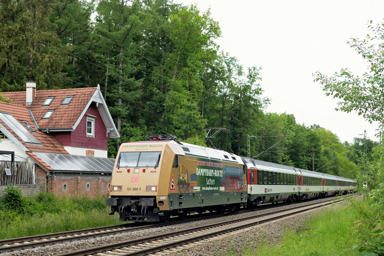 101 088 mit IC 189 bei km 18,2 (Mai 2022)