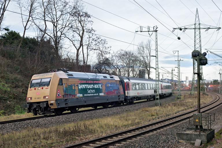 101 088 mit IC 189 bei km 17,4 (Dezember 2022)