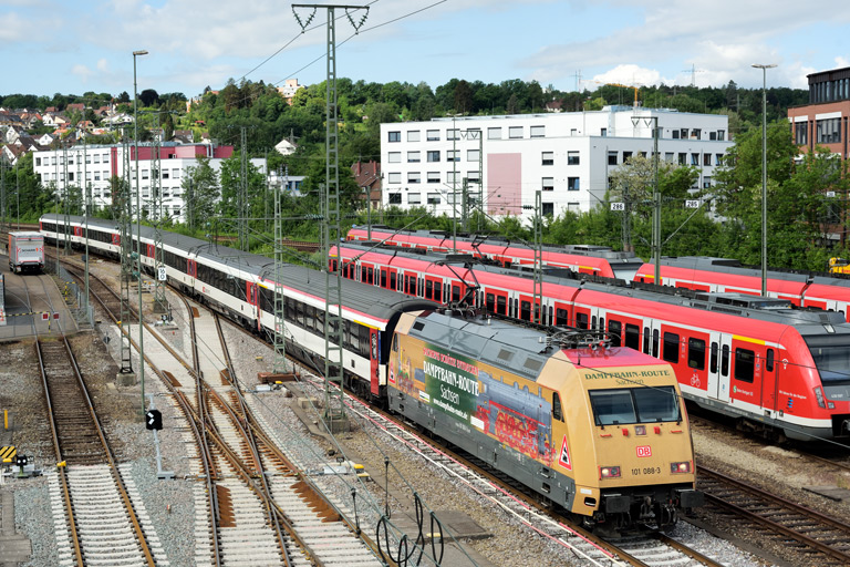 101 088 mit IC 284 bei km 16,0 (Mai 2022)
