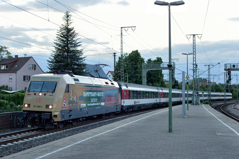 101 088 mit IC 285 bei km 16,8 (Mai 2022)