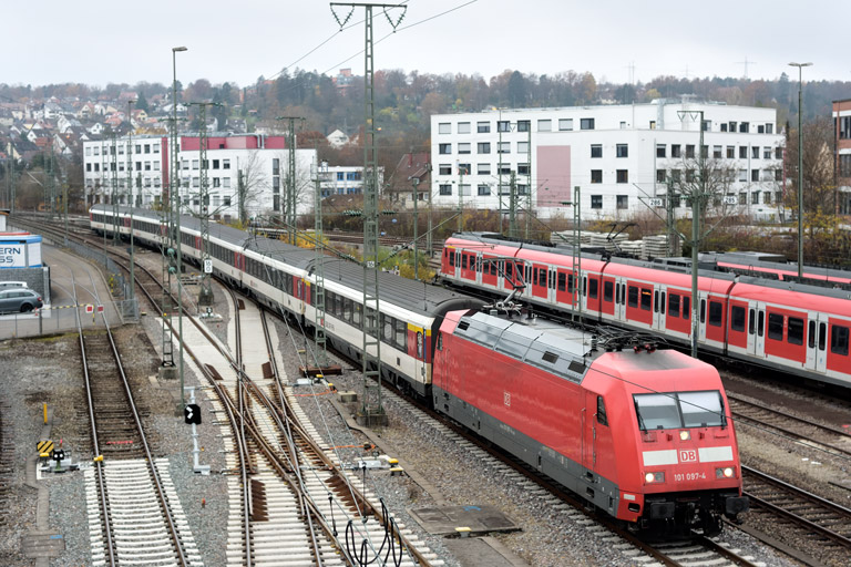 101 097 mit IC 280 bei km 16,0 (Dezember 2022)