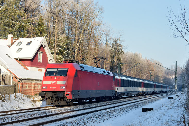 101 107 mit IC 189 bei km 18,2 (Dezember 2022)