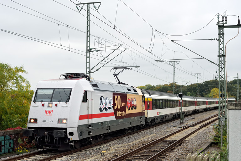 101 110 mit IC 280 bei km 16,8 (Oktober 2022)