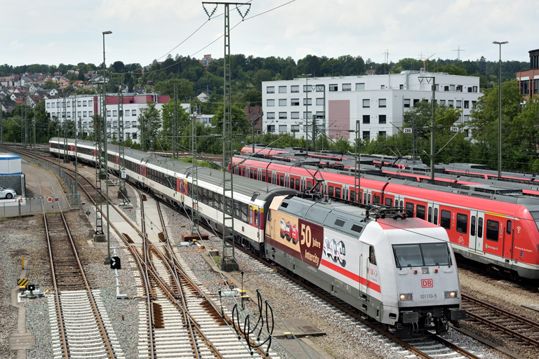 101 110 mit IC 280 bei km 16,0 (Juli 2022)