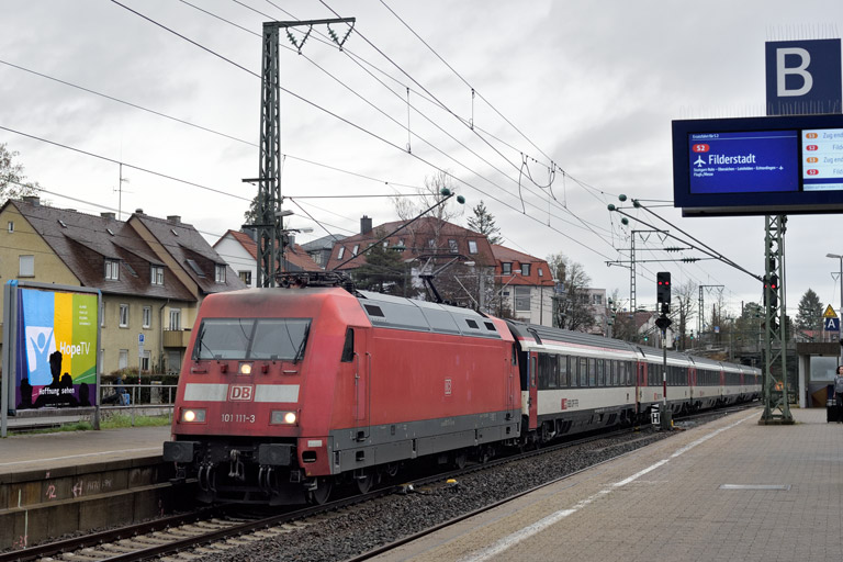 101 111 mit IC 185 bei km 15,6 (Dezember 2022)