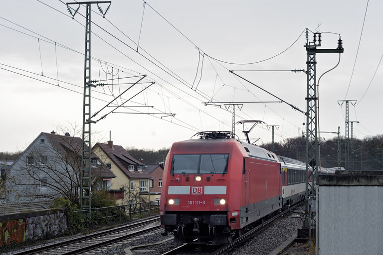 101 111 mit IC 284 bei km 16,8 (Dezember 2022)