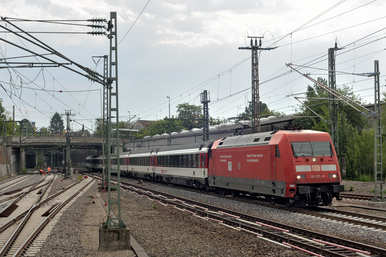 101 137 mit IC 183 bei km 15,4 (Juni 2022)
