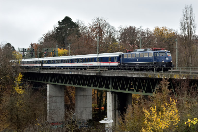 110 428 mit DLr 31310 bei km 14,6 (Dezember 2022)