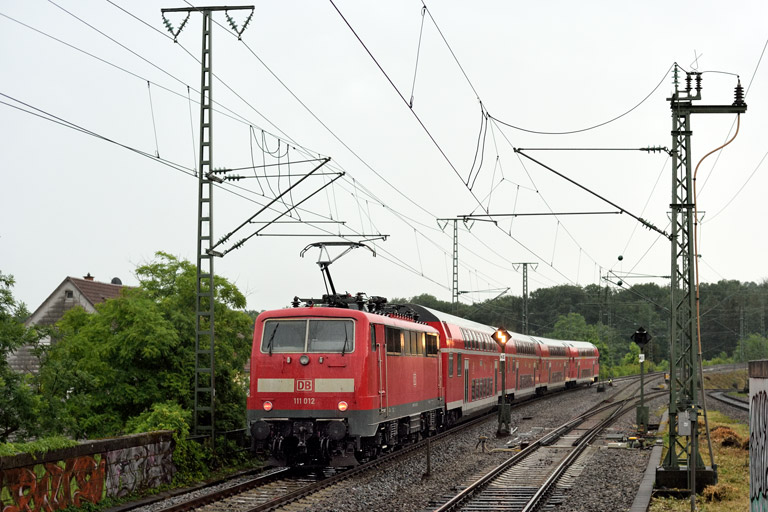 111 012 mit RE 17291 bei km 16,8 (Juni 2022)
