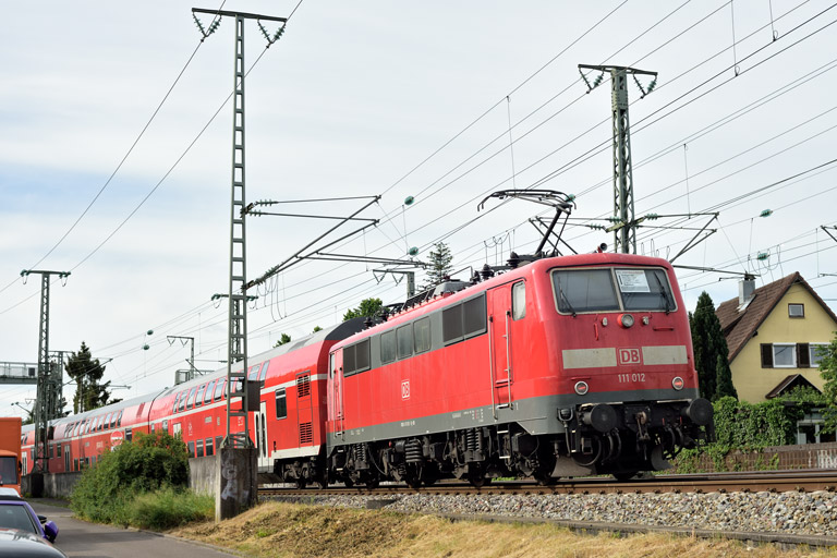 111 012 mit RE 17291 bei km 16,6 (Juni 2022)