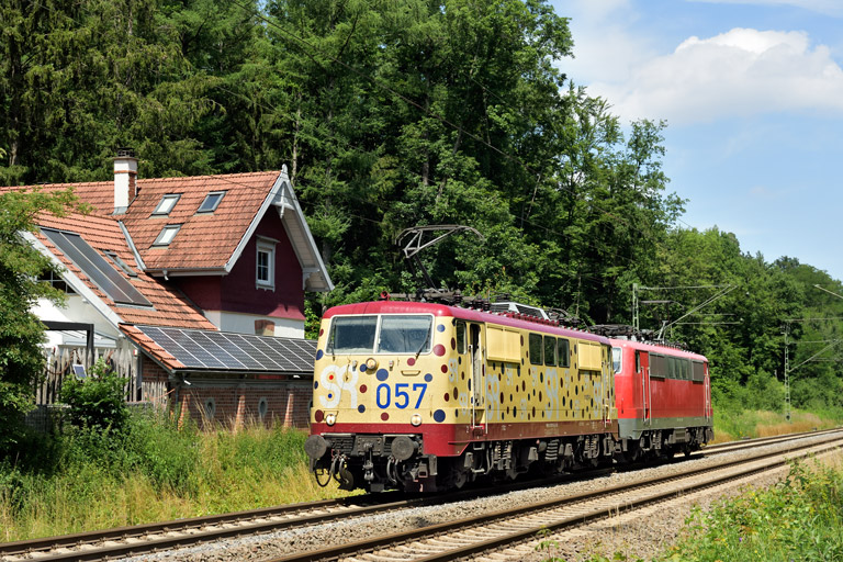 111 057 und 111 226 als Tfzf 56024 bei km 18,2 (Juli 2022)