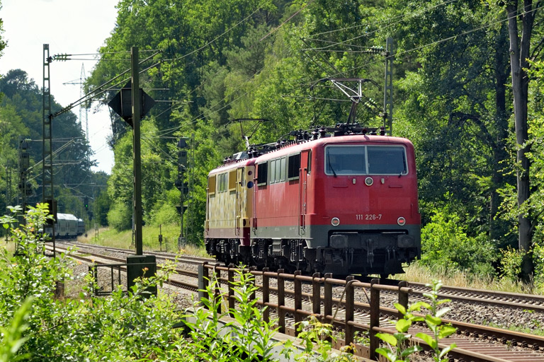 111 057 und 111 226 als Tfzf 56024 bei km 18,4 (Juli 2022)