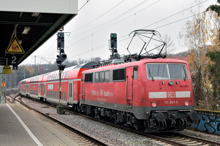 111 067 mit DLr 91670 bei km 16,8 (Dezember 2022)