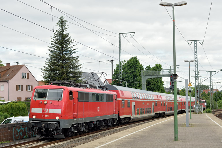 111 125 mit RE 17291 bei km 16,8 (Mai 2022)