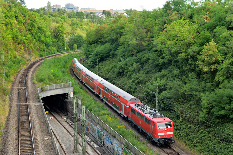 111 125 mit RE 28311 bei km 13,8 (September 2022)