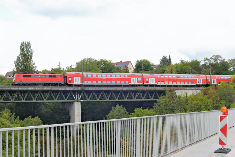 111 125 mit RE 28323 bei km 14,6 (September 2022)