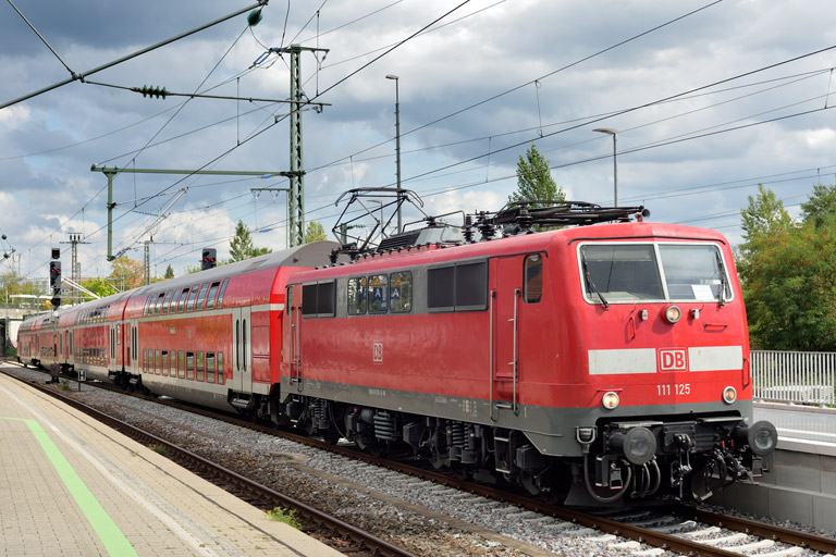 111 125 mit RE 28327 bei km 15,4 (September 2022)