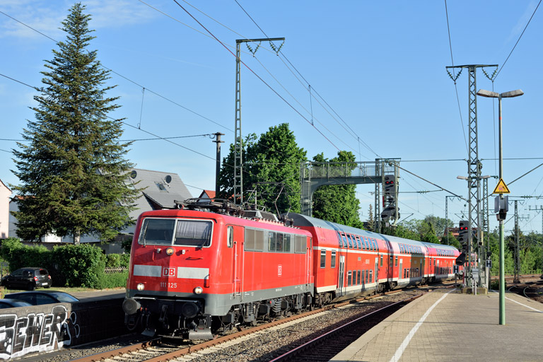 111 125 mit RE 52783 bei km 16,6 (Mai 2022)