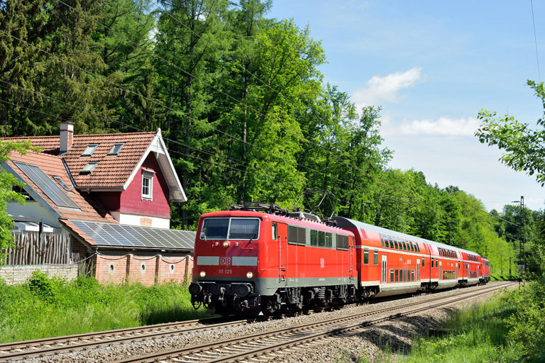 111 125 mit RE 52785 bei km 18,2 (Mai 2022)