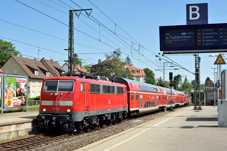 111 125 mit RE 52785 bei km 15,6 (Mai 2022)