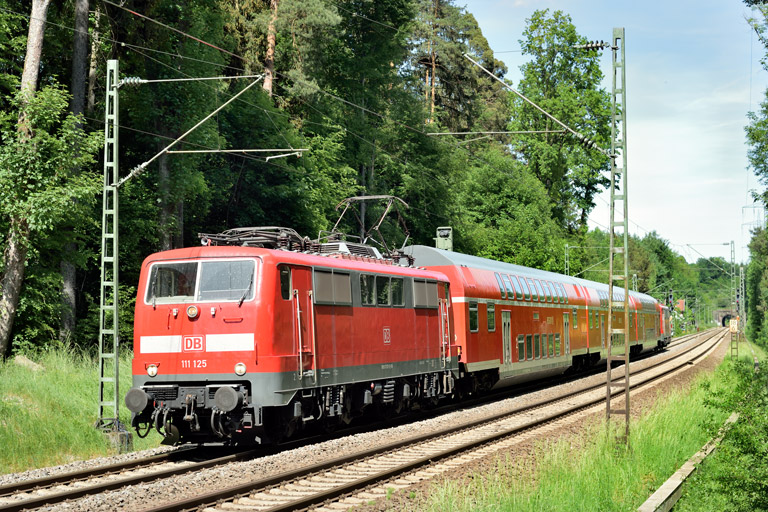111 125 mit RE 52787 bei km 18,6 (Mai 2022)