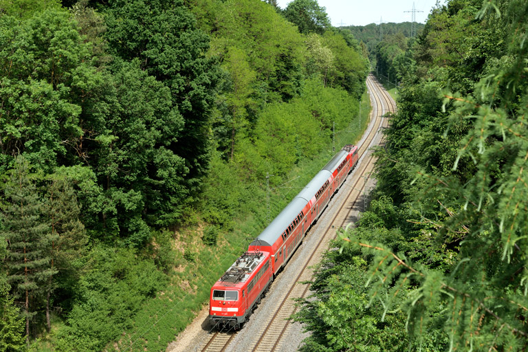 111 125 mit RE 52787 bei km 20,2 (Mai 2022)
