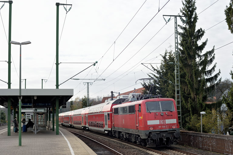 111 139 mit RE 17291 bei km 16,8 (April 2022)