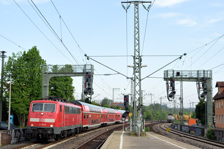 111 169 mit RE 17291 bei km 16,6 (Mai 2022)