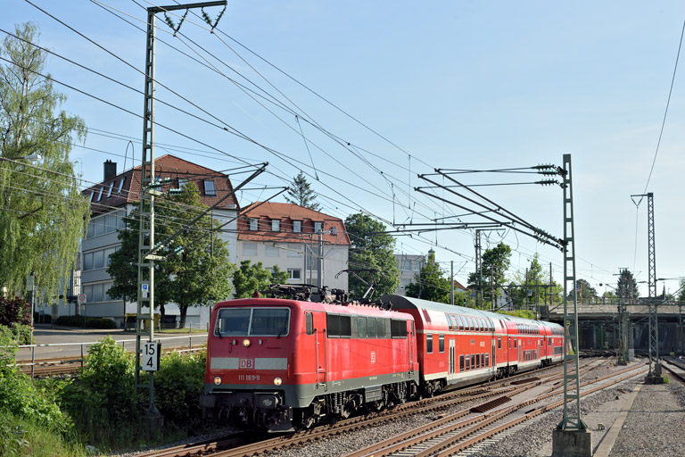 111 169 mit RE 17291 bei km 15,4 (Mai 2022)