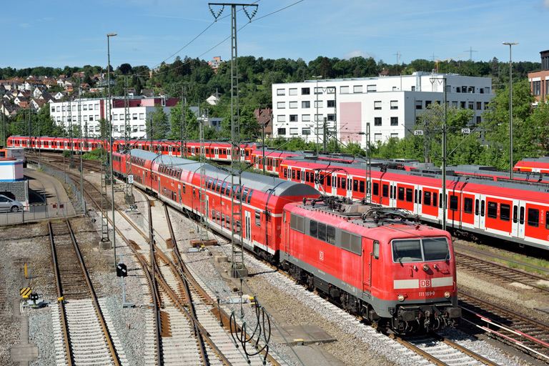 111 169 mit RE 52782 bei km 16,0 (Mai 2022)