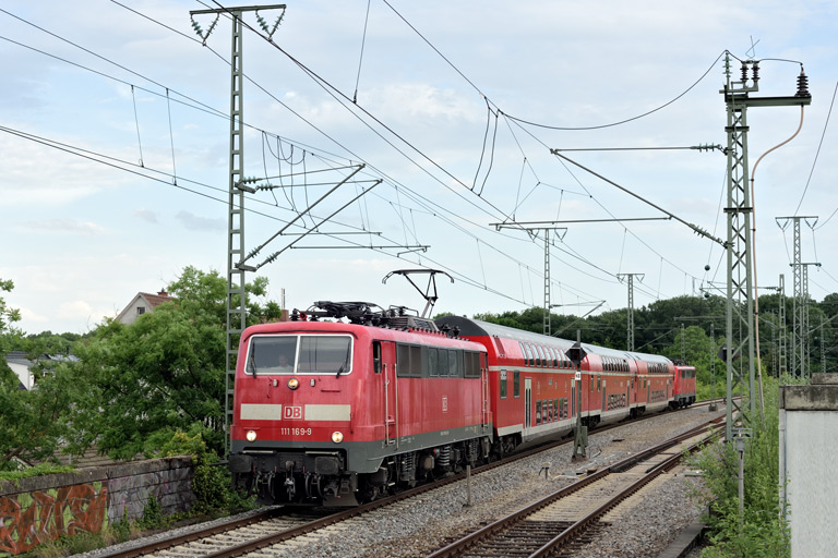 111 169 mit RE 52786 bei km 16,8 (Mai 2022)