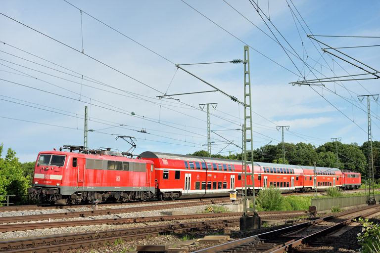 111 169 mit RE 52786 bei km 17,0 (Mai 2022)