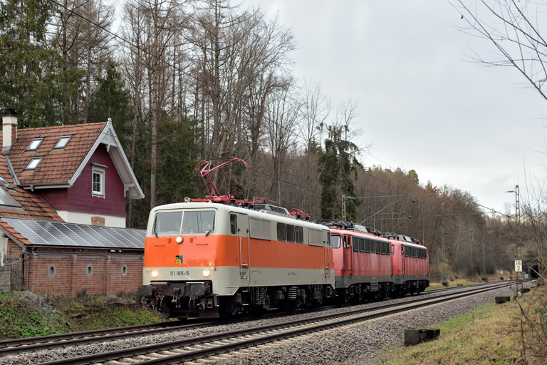 111 185, 115 293 und 115 261 als DLr 77115 bei km 18,2 (Dezember 2022)