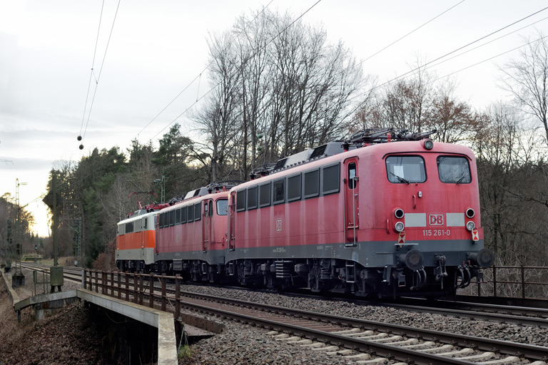 111 185, 115 293 und 115 261 als DLr 77115 bei km 18,4 (Dezember 2022)