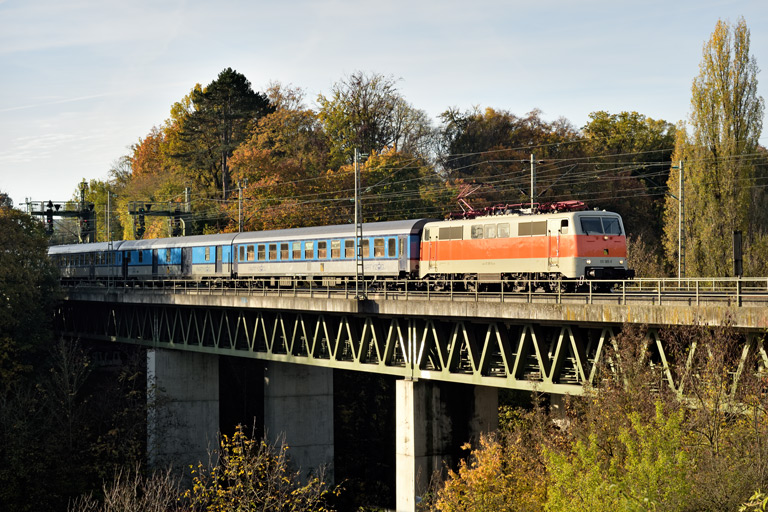 111 185 mit DLr 31381 bei km 14,6 (November 2022)
